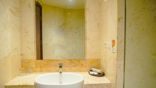 梭罗Lorin Dwangsa Solo Hotel的一间带水槽和镜子的浴室