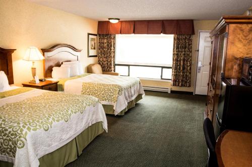 克拉马斯福尔斯戴斯酒店客房内的一张或多张床位