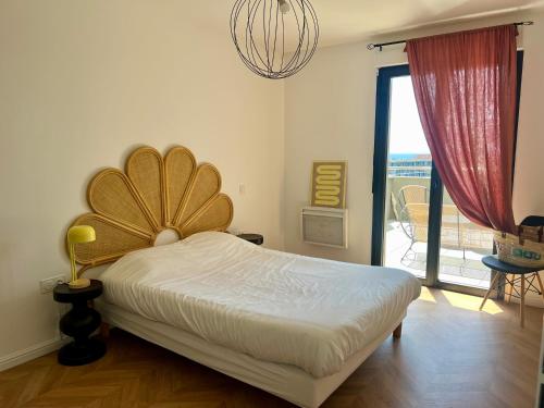 阿雅克修T2 Ajaccio vue mer的一间卧室设有一张床和一个大窗户
