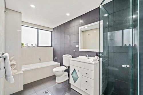 特里格尔Spacious Modern Apartment with Breathtaking Views的浴室配有盥洗盆、卫生间和淋浴。