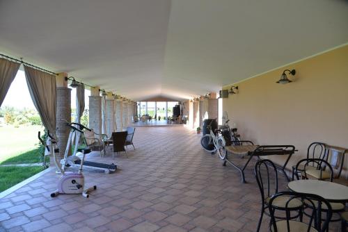Le FerriereLa Tenuta del Passero的带桌椅的房间和自行车的房间