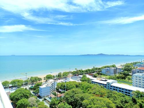 乔木提恩海滩Sea View Beachfront Condos Pattaya Jomtien Beach的从大楼的阳台上可欣赏到海滩景色