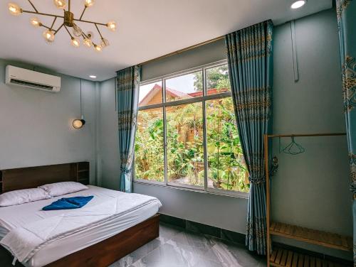 贡布Yellow Star Hostel的一间卧室设有一张床和一个大窗户