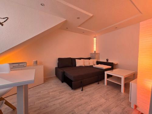 不莱梅Smartpartment Hemelingen - Shared apartment的客厅配有沙发和桌子