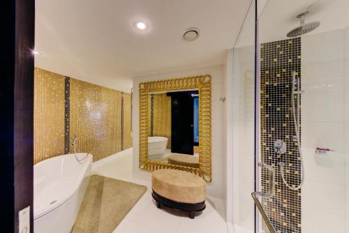 科伦坡肉桂大科伦坡酒店的带浴缸、卫生间和镜子的浴室