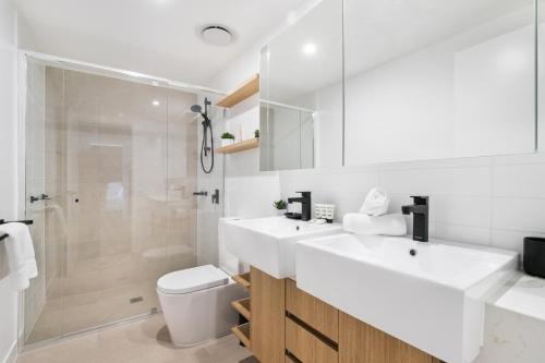 布里斯班Convenient 2-Bed Apartment with Panoramic Views的一间带水槽、卫生间和淋浴的浴室