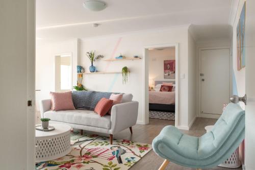 悉尼Cosy 2-Bed Apartment in the Heart of Strathfield的客厅配有沙发和椅子