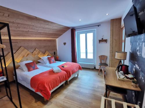 博福特Hôtel du Grand-Mont的一间卧室配有一张带红色毯子的床
