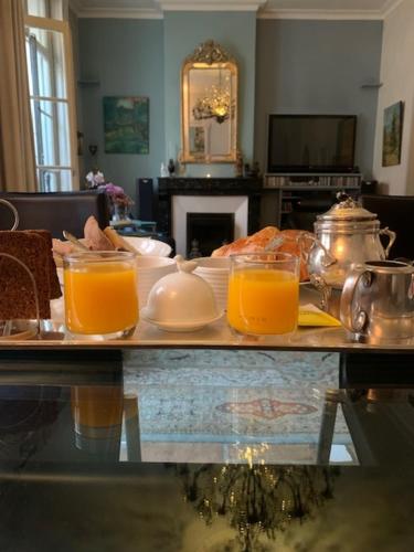 佩皮尼昂Bartissol et Maillol的桌子上放两杯橙汁