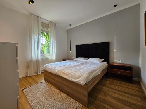 Radomlje斯伯恩酒店的一间卧室设有一张大床和一个窗户。