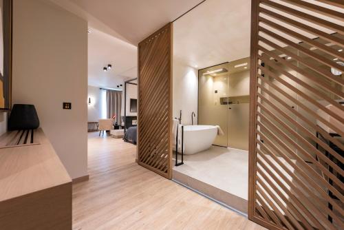 卡拉维塔Revi Mountain Resort的一间带卫生间和浴缸的浴室。