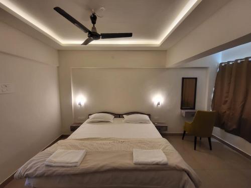 科尔瓦Palm Crest The Colva Diaries的一间卧室配有一张大床和吊扇