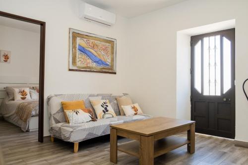 AlmádenaCasa Sabino的客厅配有沙发和桌子