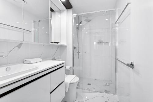 堪培拉Central 2-Bed with Gym, BBQ & Stunning Views的带淋浴和卫生间的白色浴室