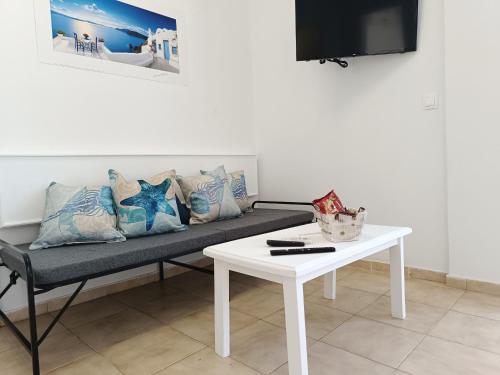 罗德镇Nautilus City Studios & Apartments的客厅配有沙发和桌子