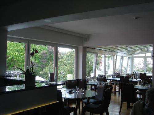 佛里茨道酒店餐厅的用餐室设有桌椅和窗户。