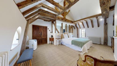拉弗雷切La Templerie - Chambres d'hôtes的一间带一张床的卧室,位于带木制天花板的房间内