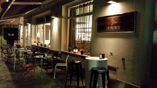 埃斯帕桑特港Las Palomas的一间带桌椅的餐厅和一间酒吧