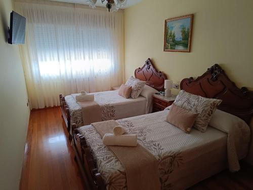 萨里亚Baixo a Lua Rooming的一间卧室配有三张床,床的交叉口