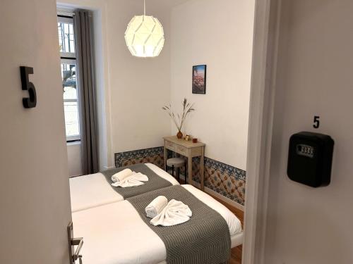 里斯本262 Baixa Guesthouse的小型客房 - 带2张床和窗户