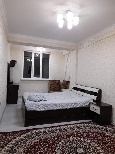 奥什Apartment 2хкомнатрая квартира的一间卧室配有一张大床和地毯。