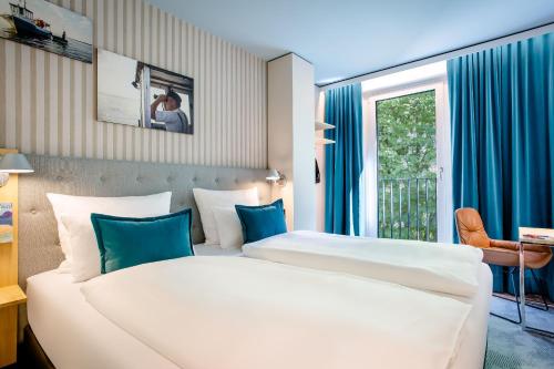罗斯托克罗斯托克汽车旅馆的酒店客房设有两张床和窗户。