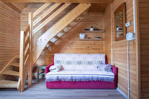 霍茨科波霍尔耶Cabin Storzek的一间位于木屋内的房间,配有红色沙发