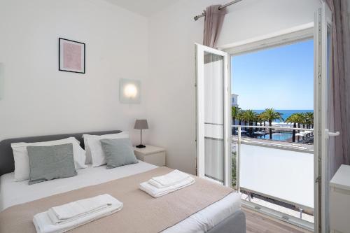 波尔蒂芒Vistamar Apartments的一间卧室设有一张床,享有海景