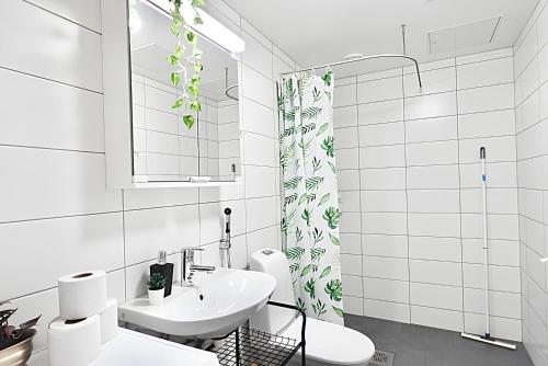 万塔Flamingo Modern Studio near Airport w FREE Parking的白色的浴室设有水槽和镜子