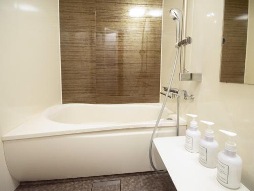 坂出市gamo house - Vacation STAY 18292v的设有带浴缸和淋浴的浴室。