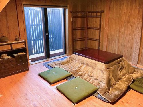 坂出市gamo house - Vacation STAY 18292v的配有大窗户的客房内的一张大床