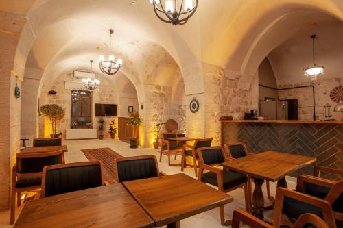 SavurHakkı Bey Konağı的用餐室配有木桌和椅子