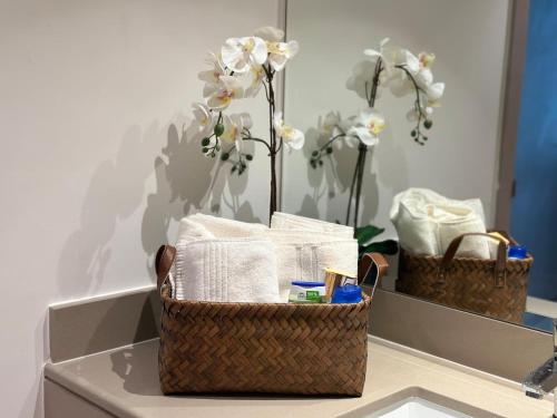 阿布扎比F1 Circuit View 1 Bd Apartment的浴室提供两篮毛巾和鲜花