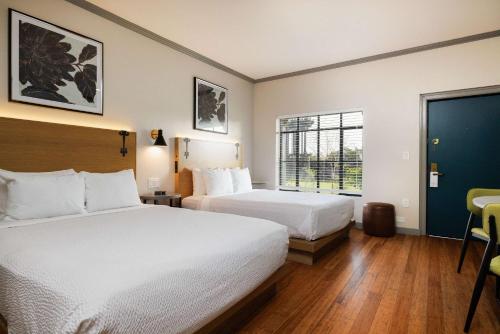 诺瓦托Inn Marin and Suites, Ascend Hotel Collection的酒店客房设有两张床和窗户。
