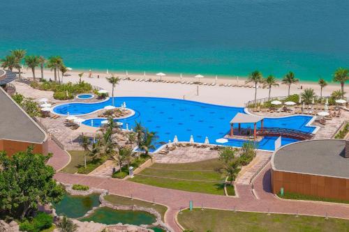 迪拜Andaz by Hyatt – Palm Jumeirah的享有度假胜地的空中景致,设有游泳池和海滩