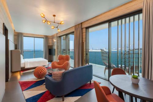 迪拜Hyatt Centric Jumeirah Dubai的海景客厅