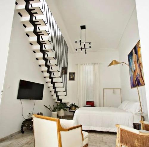 明德卢As Hortênsias的一间卧室设有一张床和一个螺旋楼梯