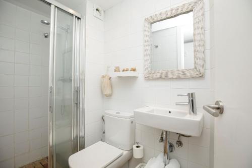 卡达克斯赫斯塔勒特卡达克斯酒店的一间带卫生间、水槽和镜子的浴室