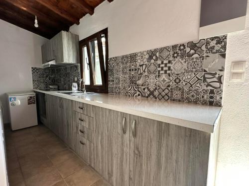 考考纳里斯Villa Nikos Koukounaries的厨房配有木制橱柜和台面