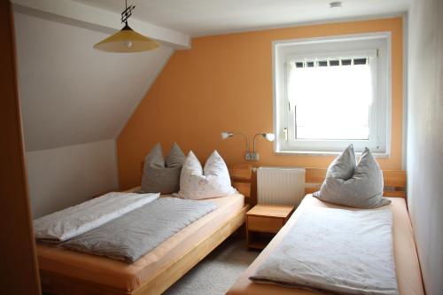 RodewischFerienwohnung ELPIDA的一间卧室设有两张床和窗户。