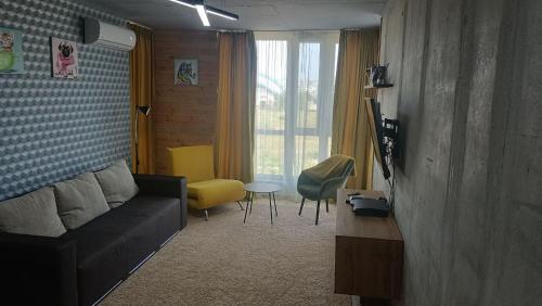 尤日内Smart apartment的客厅配有沙发和桌子