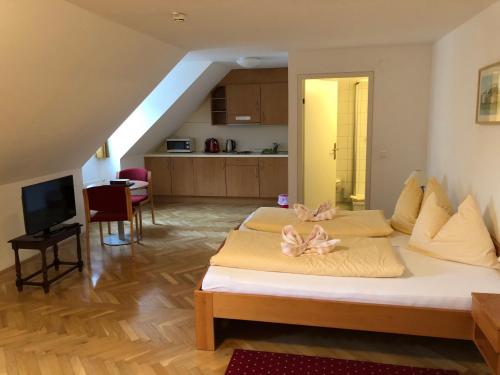 萨尔茨堡萨尔茨堡温床旅馆的一间带两张床的卧室和一间客厅