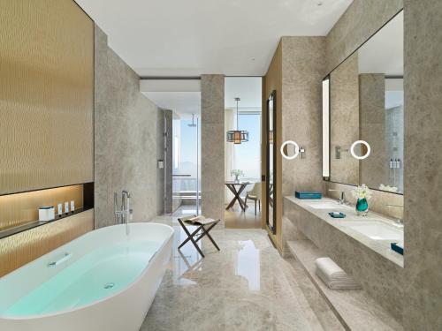 深圳Mandarin Oriental, Shenzhen的浴室配有2个盥洗盆和1个浴缸。
