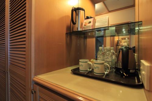 米里梅加酒店的厨房柜台在托盘上备有两个咖啡杯