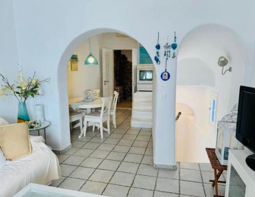 普拉迪斯亚罗斯Platis Gialos Ocean Dream House with Seaview的客厅配有沙发和桌子