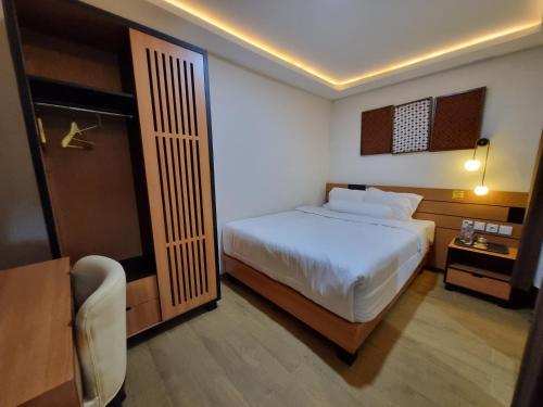 日惹Griya Endika Syariah的一间酒店客房,设有一张床和一扇门