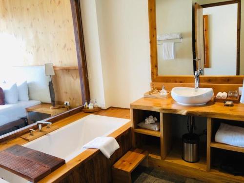 廷布The Postcard Dewa, Thimphu, Bhutan的一间带大浴缸和水槽的浴室