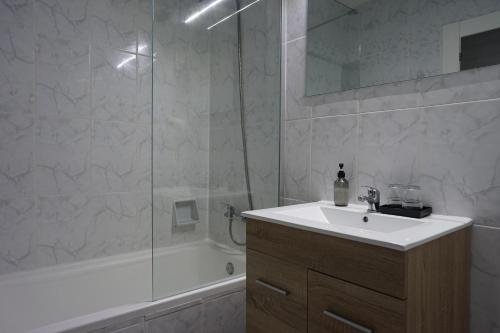 埃尔阿雷纳尔泰德酒店的白色的浴室设有水槽和淋浴。