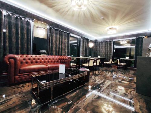 敖德萨Levanevsky Hotel的客厅配有沙发和桌子