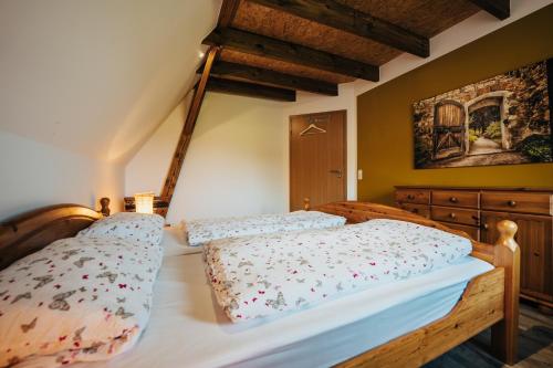 施内沃丁根Ferienwohnung Olaf的一间卧室配有一张带白色床单的木床